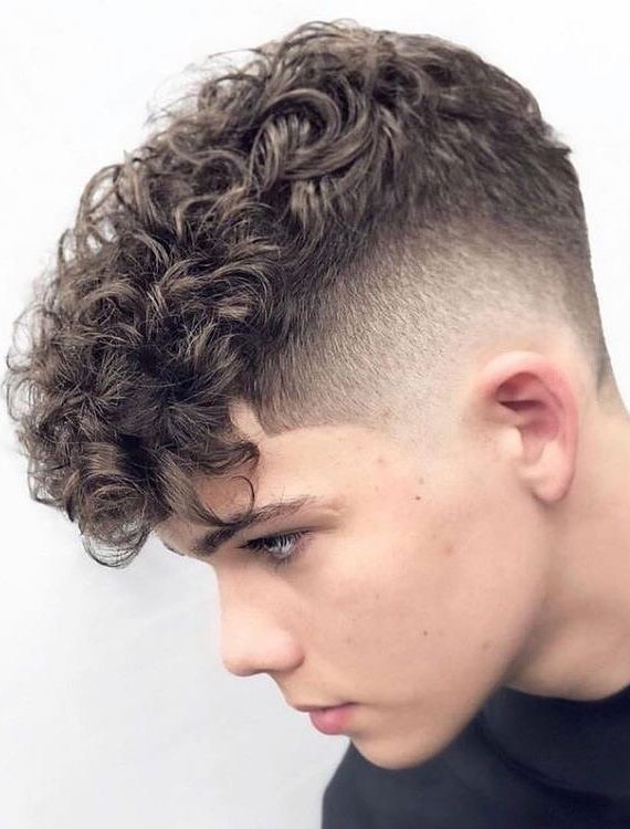 Corte Curly Top Fade